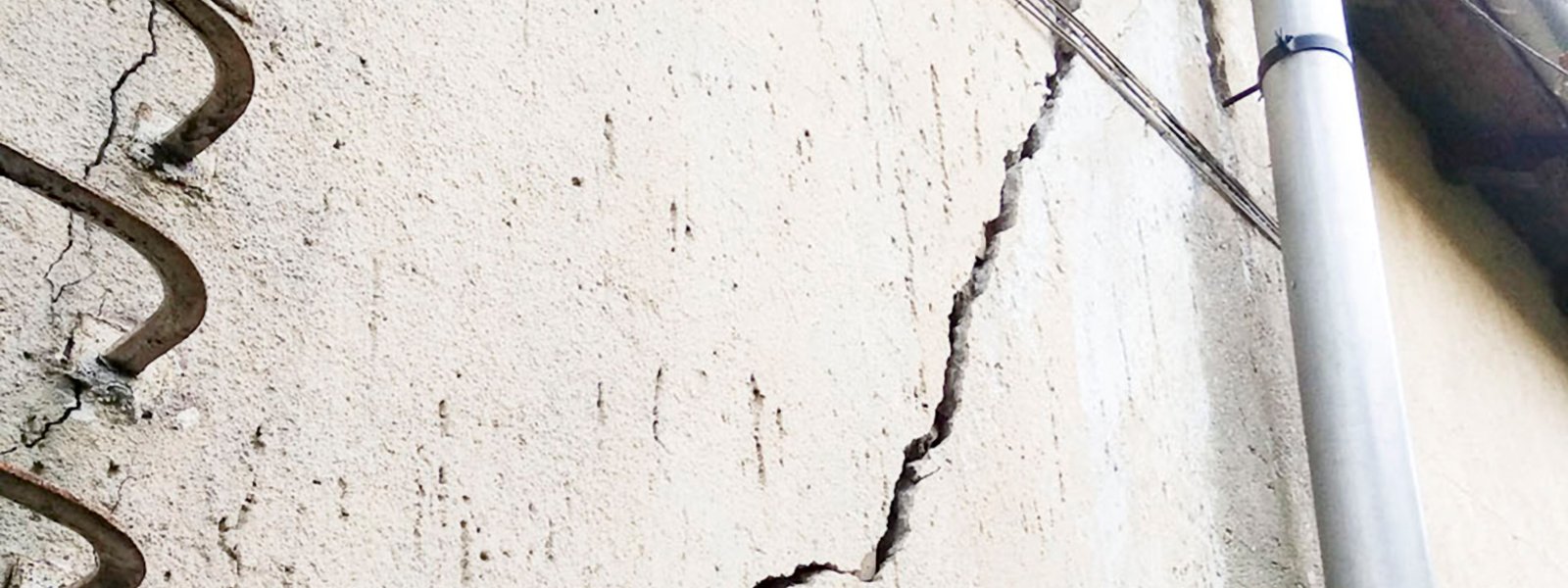 Főfal süllyedés okozta repedés a vakolaton