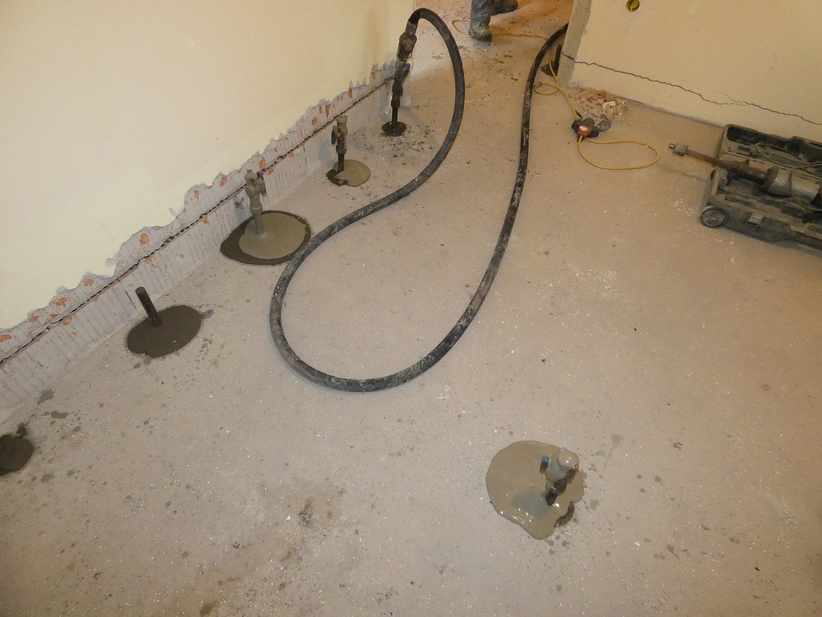 Pince injektálás folyamata – furatokon keresztül bejuttatott poliuretán hab egy nedves pincefalba